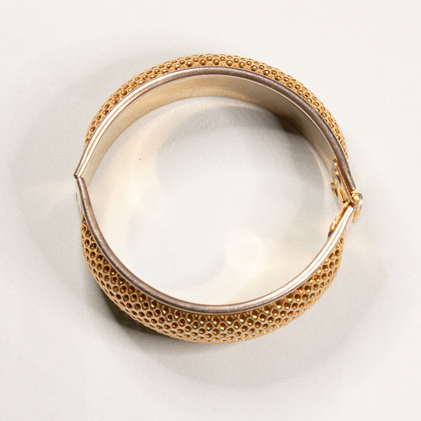 Vintage Signed Sarah Coventry Gold Toned Hinged Bangle Bracelet