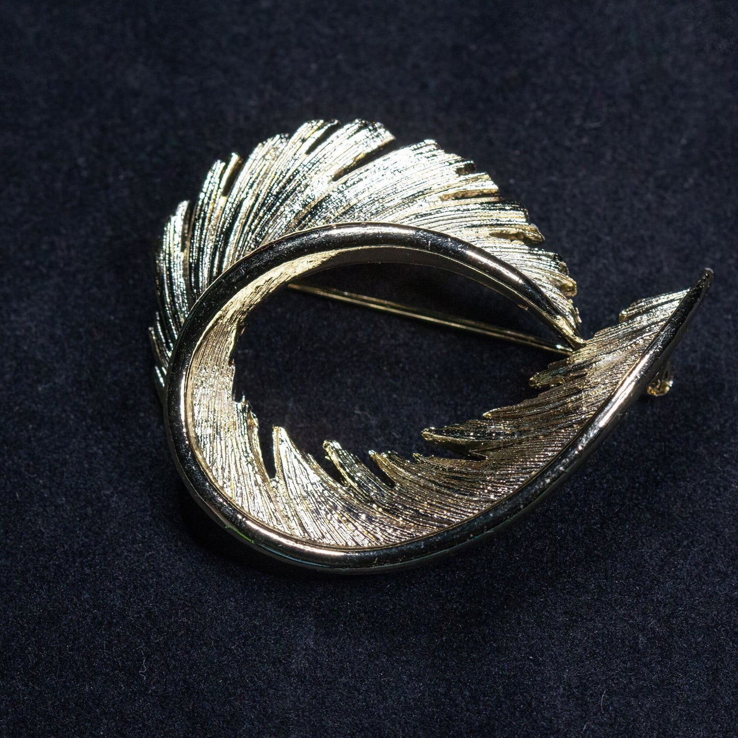 Vintage Signed Lisner Gold Toned Brooch