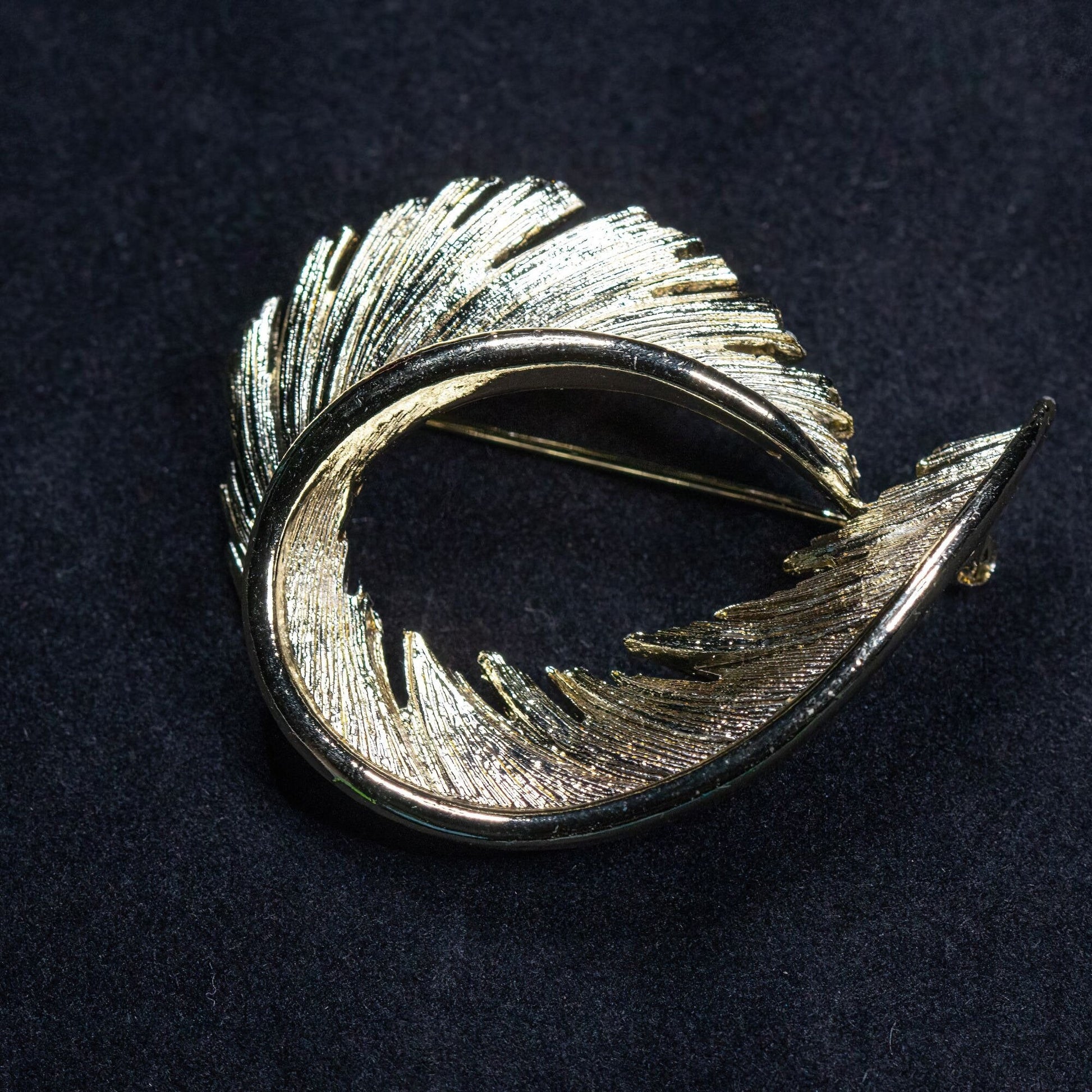 Vintage Signed Lisner Gold Toned Brooch